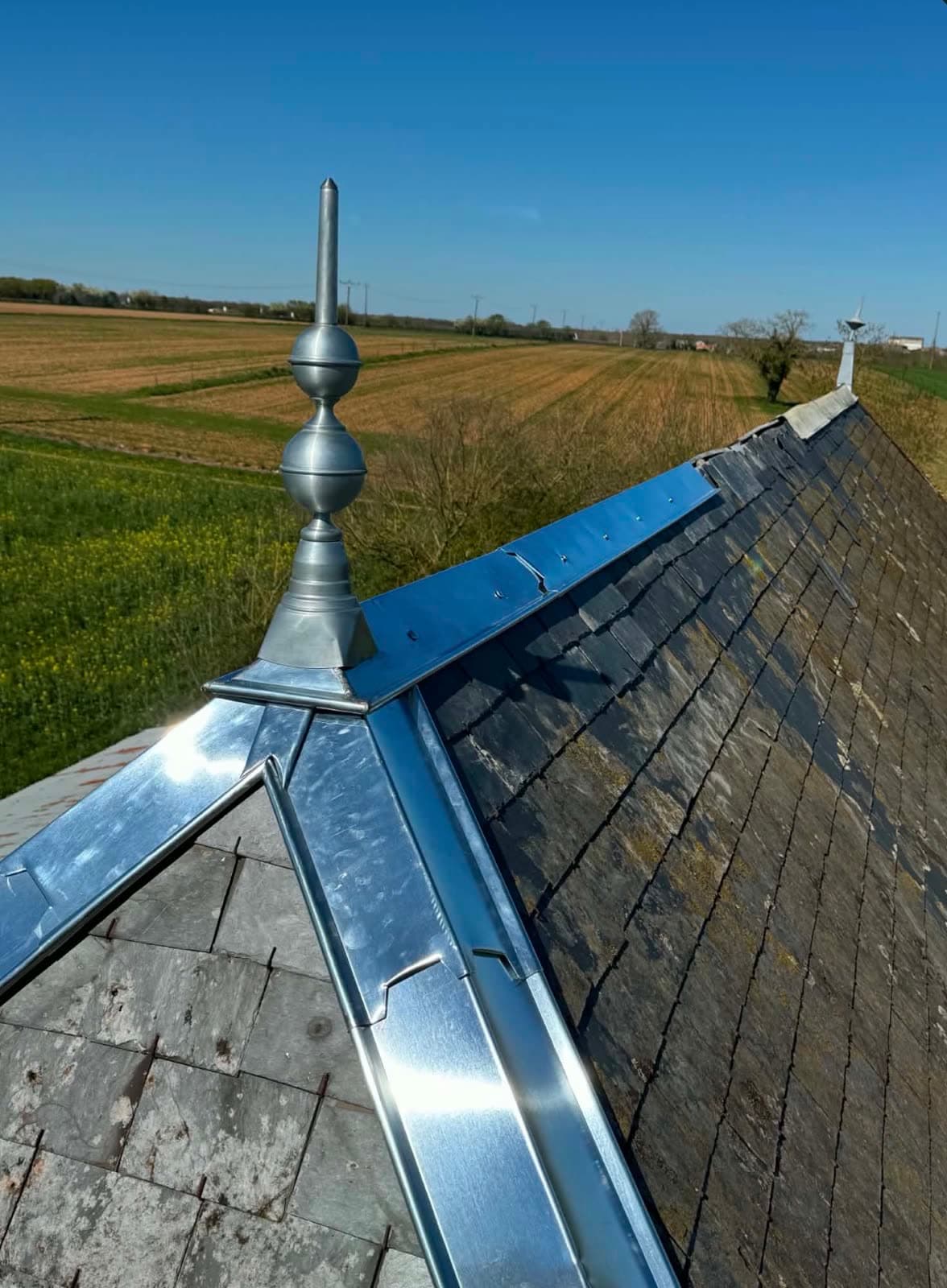 Faîtage et épi en zinc